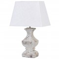Stylová vintage stolní lampa Tody s šedo-hnědou podstavou z pryskyřičné směsi a kontrastním bílým geometrickým stínítkem