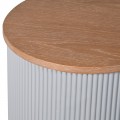 Masivní moderní kulatý příruční stolek Bennion s deskou z ořechově hnědého dubového dřeva s podstavou šedé barvy 56cm