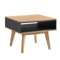 Designový příruční stolek Nordica Clara ve skandinávském stylu ze světle hnědého dřeva s černou kovovou poličkou