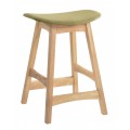 Moderní barová židle Nordica Clara z dřevěného masivu světle hnědé barvy s polstrováním zelené barvy v provedení dub