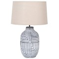 Elegantní keramická nočná lampa Savannah ve vintage stylu v bílém provedení s jemným černým abstraktním vzorem a bielym tienidlom