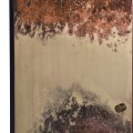 Industriální skříň Oxidia z kovu s černou podstavou as dvířky s patinou s efektem oxidace v hnědých odstínech 157cm