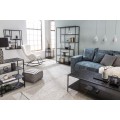 Obývací pokoj v industriálním stylu zařízený moderním nábytkem Industria Negra v černé barvě s dýhovaným povrchem