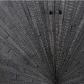 Industriální barová skříňka Linear z masivního dřeva v tmavě šedém provedení s kovovou podstavou 160cm