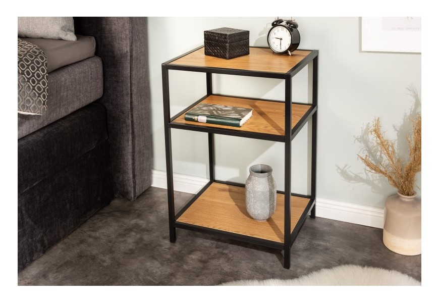 Industriální noční stolek Industria Natura s černými kovovými nožičkami a poličkami ze dřeva v bledě hnědém dubovém provedení