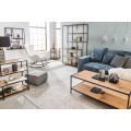 Moderní obývací pokoj zařízený světle hnědým nábytkem z kolekce Industria Natura v kovovém provedení dub
