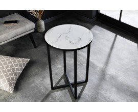 Moderní bílý příruční stolek Industria Marbleux v industriálním provedení s mramorovým vzhledem s černou podstavou z kovu