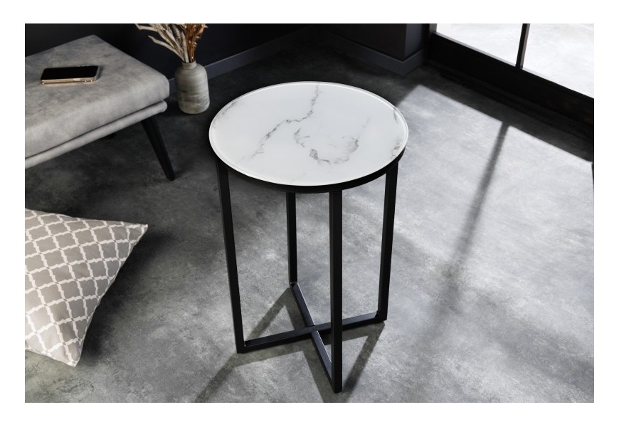 Moderní bílý příruční stolek Industria Marbleux v industriálním provedení s mramorovým vzhledem s černou podstavou z kovu