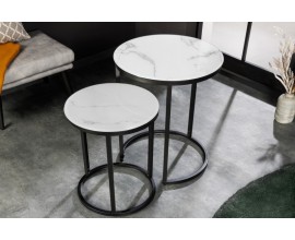Modern&iacute; kovov&yacute; kulat&yacute; set př&iacute;ručn&iacute;ch stolků Industria Marbleux se skleněn&yacute;mi deskami s mramorov&yacute;m vzhledem b&iacute;l&yacute;