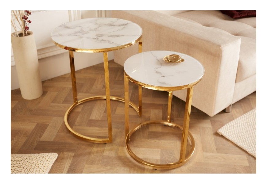 Moderní set kulatých příručních stolek Gold Marbleux se skleněnými deskami v bílém mramorovém provedení s kovovými podstavami zlatá