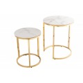 Luxusní moderní set příručních stolků Gold Marbleux s bílými kulatými deskami s mramorovým vzhledem a kovovou podstavou ve zlaté barvě