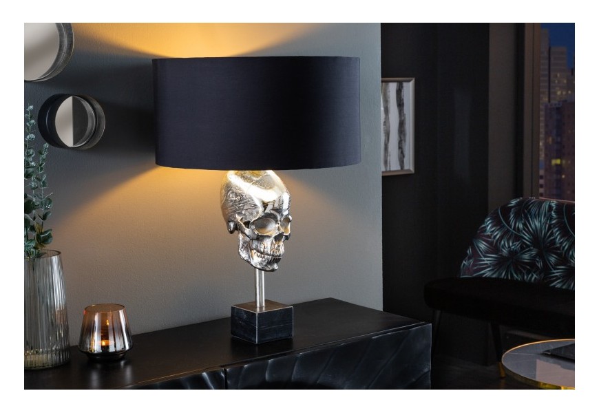 Designová stříbrná stolní lampa Uma v art deco stylu s konstrukcí ve tvaru lebky as černým kruhovým stínítkem