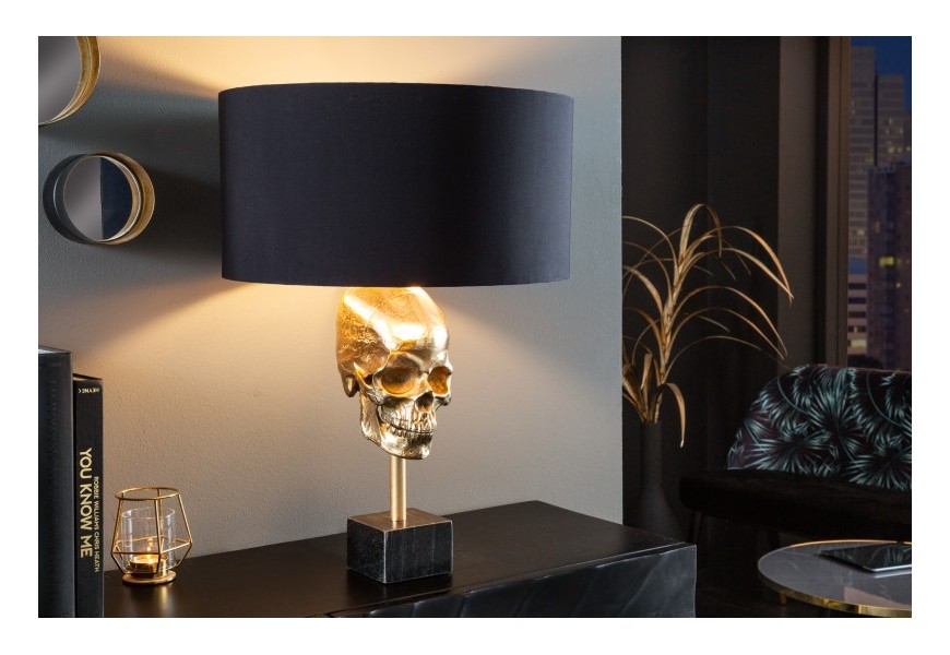 Art deco stolní lampa Uma ve zlatém provedení s kovovou lebkou s černým kulatým stínítkem 56cm