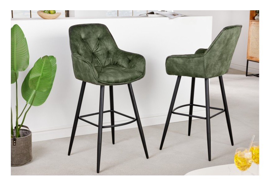 Industriální barová židle Mast s čalouněním v sametovém provedení s černými kovovými nožičkami zelená