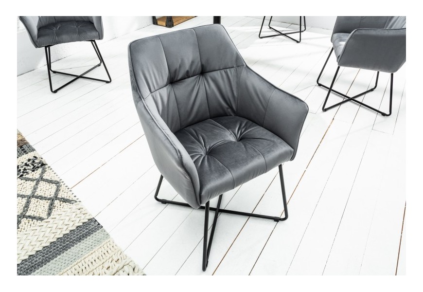 Designová šedá jídelní židle Amala v moderním stylu se sametovým prošívaným čalouněním a černou kovovou podstavou