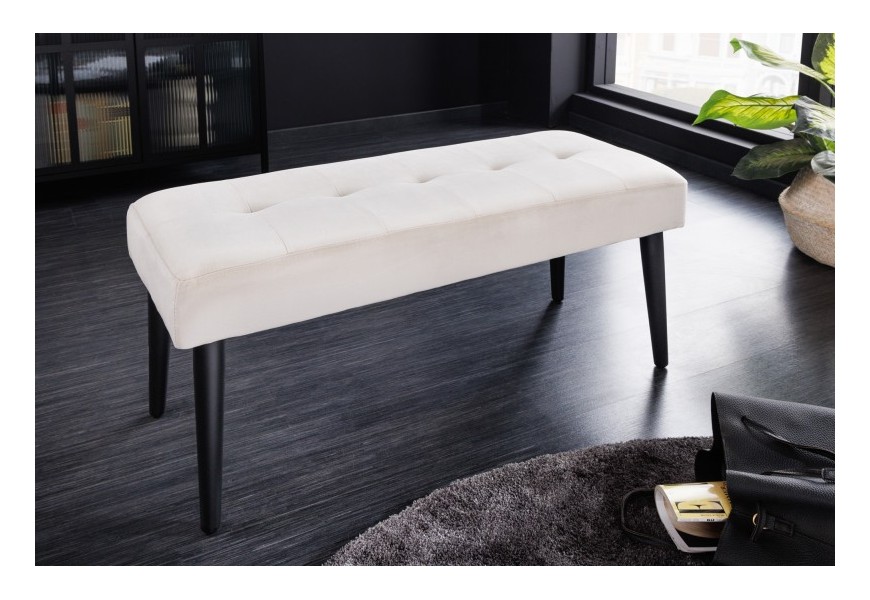 Moderní designová lavice Soreli do předsíně se světlým sametovým potahem v odstínu šampaňského as černýma nohama 95cm