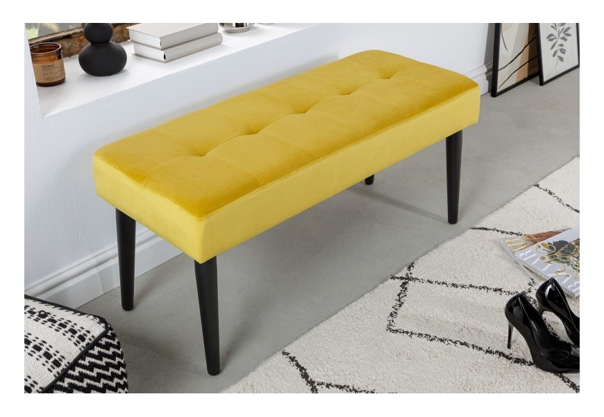 Designová žlutá lavice Soreli se sametovým potahem a černýma nohama z kovu