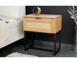 Designový noční stolek Vierata ve světle hnědém provedení se zásuvkou s ratanovým výpletem a černou konstrukcí