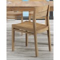 Moderní bleděhnědá jídelní židle Fjordar z masivního dřeva s tvarovanou zádovou opěrkou