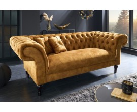 Chesterfield sedačka Contessa se sametovým čalouněním v hořčicově žluté barvě s vyřezávanými dřevěnými nožičkami 225cm