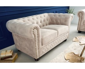 Chesterfield dvousedačka Contessa se sametovým čalouněním ve světlé barvě šampaňského s masivními nožičkami 150cm