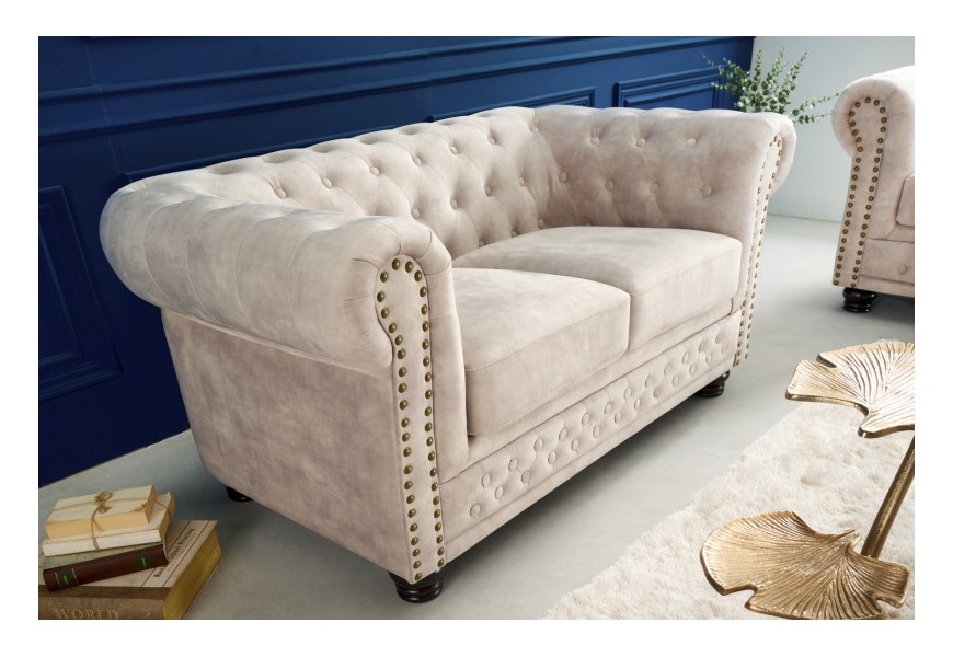 Luxusní chesterfield dvousedačka Contessa v krémové barvě s prošíváním a zdobmodernvovými druky