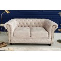 Chesterfield dvousedačka Contessa se sametov&yacute;m čalouněn&iacute;m ve světl&eacute; barvě &scaron;ampaňsk&eacute;ho s masivn&iacute;mi nožičkami 150cm