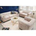 Chesterfield dvousedačka Contessa se sametov&yacute;m čalouněn&iacute;m ve světl&eacute; barvě &scaron;ampaňsk&eacute;ho s masivn&iacute;mi nožičkami 150cm