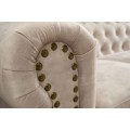Chesterfield dvousedačka Contessa se sametov&yacute;m čalouněn&iacute;m ve světl&eacute; barvě &scaron;ampaňsk&eacute;ho s masivn&iacute;mi nožičkami 150cm