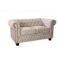 Chesterfield dvousedačka Contessa se sametov&yacute;m čalouněn&iacute;m ve světl&eacute; barvě &scaron;ampaňsk&eacute;ho s masivn&iacute;mi nožičkami 150cm
