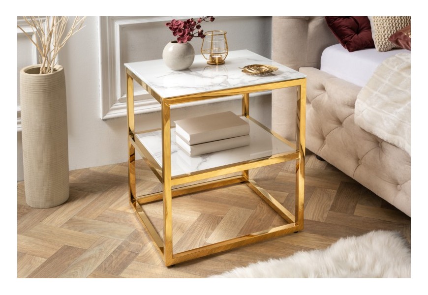 Moderní bílý noční stolek Gold Marbleux se skleněnou vrchní deskou v mramorovém provedení s kovovou konstrukcí zlatá