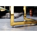 Art-deco kulat&yacute; př&iacute;ručn&iacute; stolek Gold Marbleux se skleněnou deskou v proveden&iacute; b&iacute;l&yacute; mramor a podstavou ve zlat&eacute; barvě 61cm