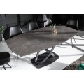 Jídelní stůl v moderním stylu Lutz s kovovou asymetrickou konstrukcí v černé matné barvě a vrchní keramickou šedou rozkládací deskou oválného tvaru
