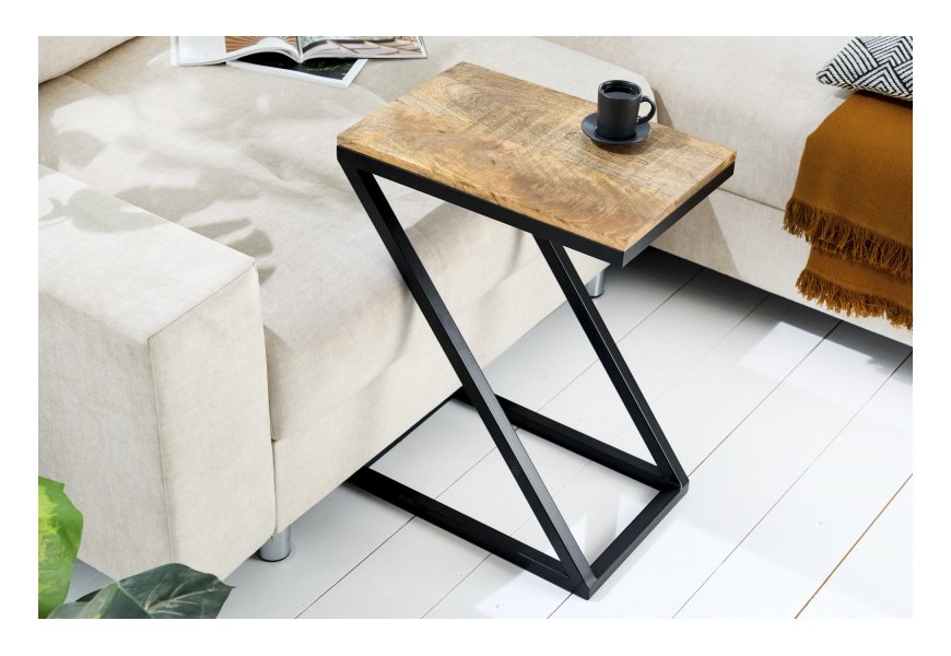 Industriální designový příruční stolek Dahle s povrchovou deskou z mangového masivu a černou kovovou podstavou