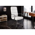 Elegantní polohovatelná kancelářská židle Armstrong s bílým koženým čalouněním a chromovou konstrukcí na kolečkách
