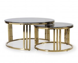 Elegantní set dvou art-deco kruhových konferenčních stolků Brilia se zlatou kovovou konstrukcí a tmavým temperovaným sklem