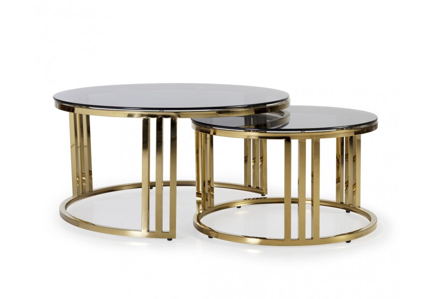 Elegantní set dvou art-deco kulatých konferenčních stolků Brilia se zlatou kovovou konstrukcí a tmavým temperovaným sklem