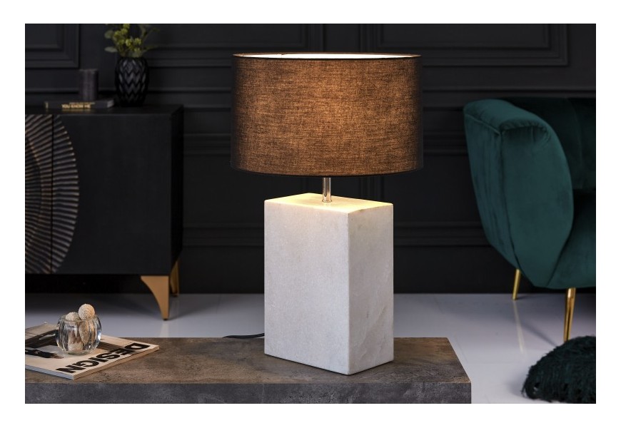 Elegantní moderní noční lampa Miracul v bílém provedení s mramorovou podstavou a černým textilním stínítkem