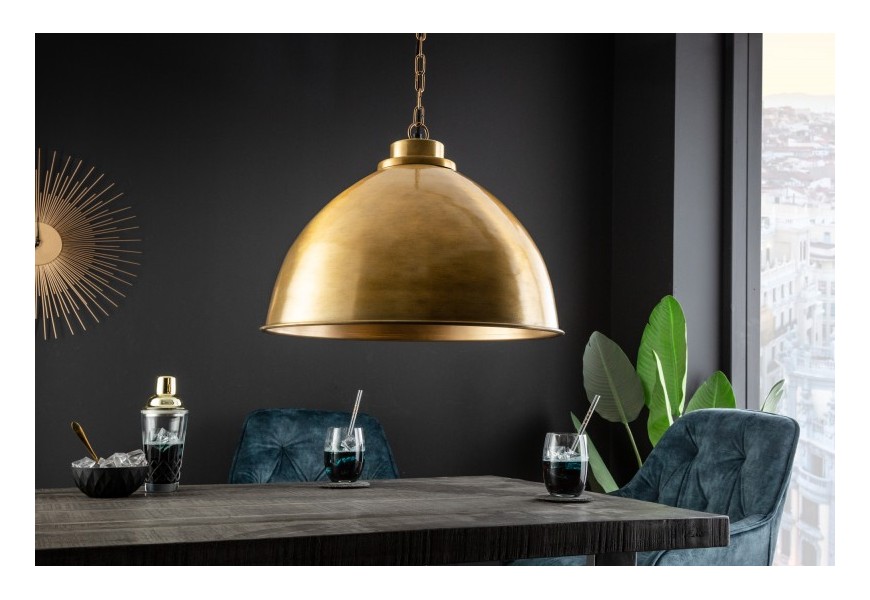 Designová závěsná lampa Joy ve zlatém odstínu s kovovou konstrukcí s nastavitelnou délkou řetězu