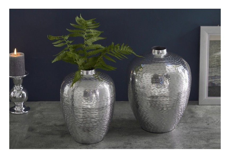 Elegantní set dvou orientálně laděných váz Mumbai z kovu stříbrné barvy s kladívkovým vzorem