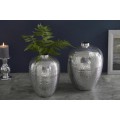 Elegantní set dvou orientálně laděných váz Mumbai z kovu stříbrné barvy s kladívkovým vzorem