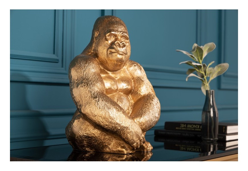 Stylová dekorační soška gorila Wilde z kovu ve zlatém provedení