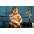 Stylová dekorační soška gorila Wilde z kovu ve zlatém provedení