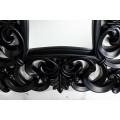 Luxusní nástěnné zrcadlo Muriel v matné černé barvě s ozdobným rámem ze dřeva a polyresinu 75cm