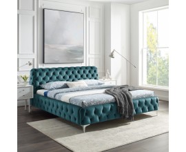 Luxusní manželská postel Modern Barock s tyrkysovým čalouněním ze sametu s chesterfield prošíváním a stříbrnými nožičkami