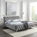 Luxusní manželská postel Modern barock se stříbrným sametovým potahem a nožičkami z kovu