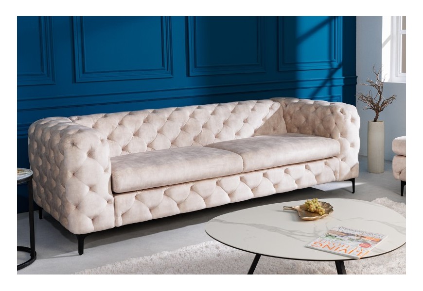 Chesterfield moderní sametová sedačka Limonny s prošíváním a opěrkami na ruce v krémové champagne barvě na černých nožičkách