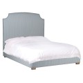 Retro manželská postel Acara s vysokým vykrojeným čelem as potahem v modré barvě s bílými proužky