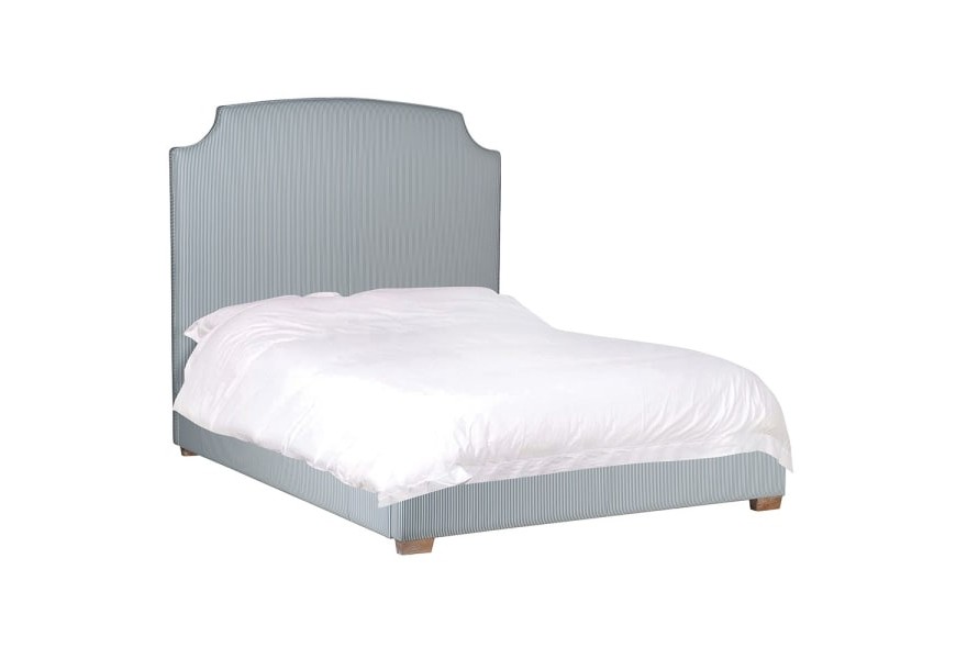Manželská čalouněná postel Acara v retro stylu s modrým pruhovaným potahem a vysokým čelem s designem vykrojením
