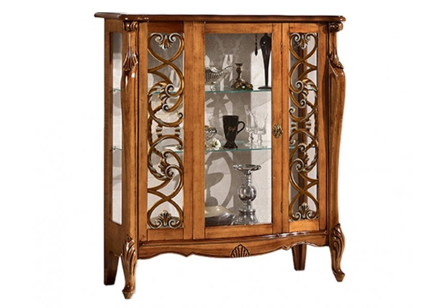 Barokn&iacute; vyřez&aacute;van&aacute; n&iacute;zk&aacute; vitr&iacute;na Pasiones z masivn&iacute;ho dřeva se zdoben&yacute;mi prosklen&yacute;mi dv&iacute;řky 120cm